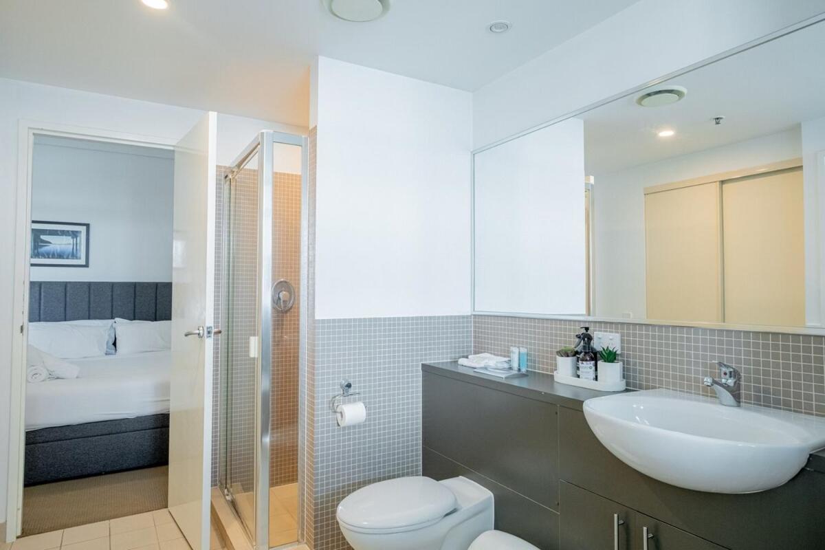 Waterfront 2br Retreat Pool Sauna Apartment *