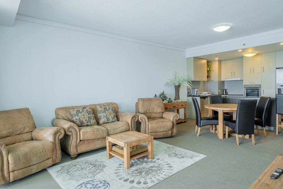 Apartment Waterfront 2br Retreat Pool Sauna